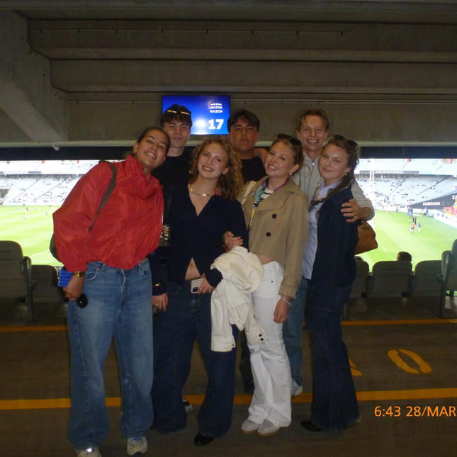 Silje og venner på fotballkamp i New Zealand