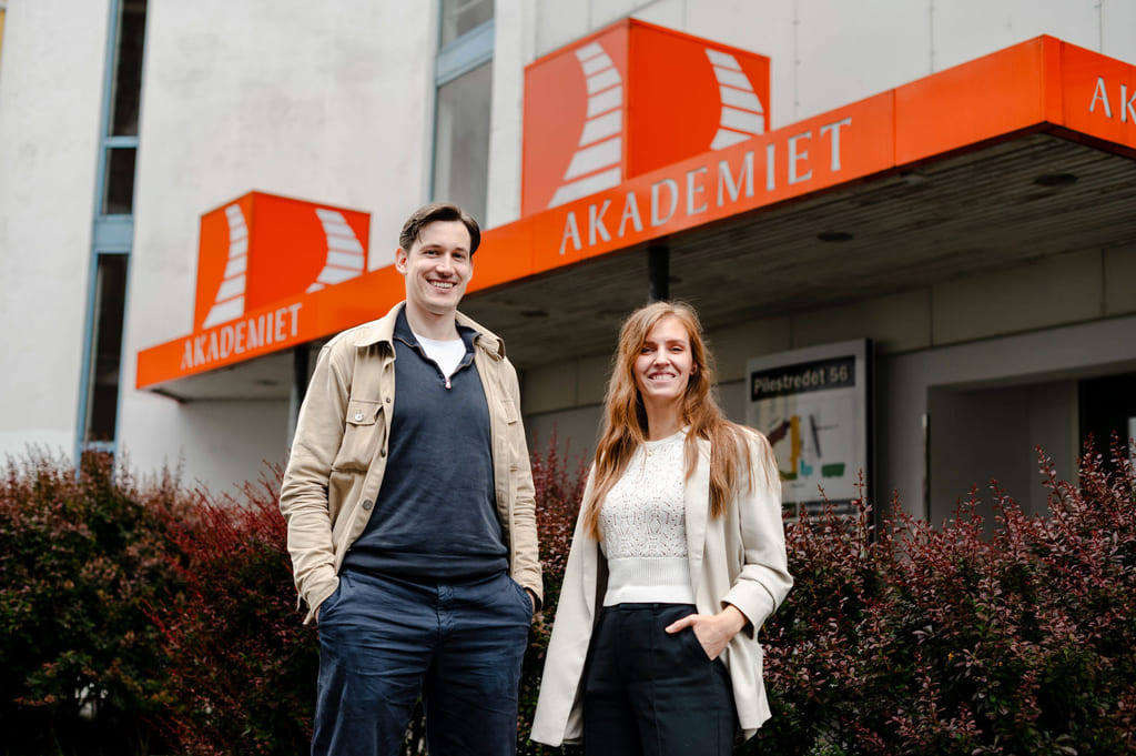 Lars og Anette utenfor Akademiet Oslo