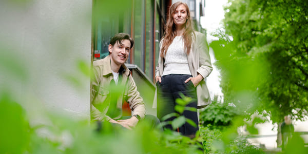 Lars og Annette smiler mot kamera med grønne busker rundt seg.