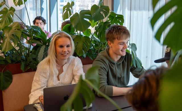 To elever jobber i gruppe på Akademiet VGS Fredrikstad