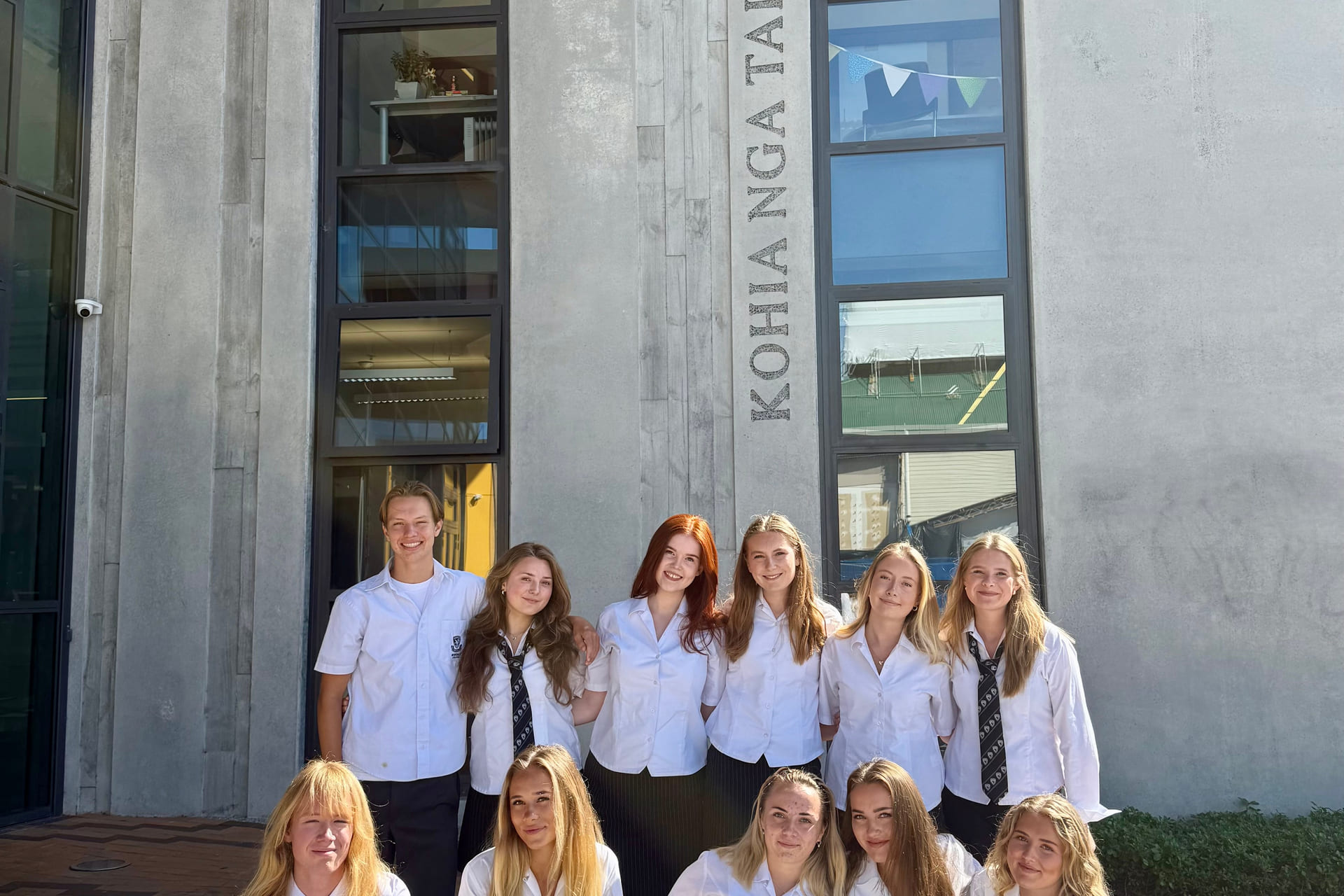 Silje Antonsen og medstudenter i New Zealand poserer utenfor skolen.