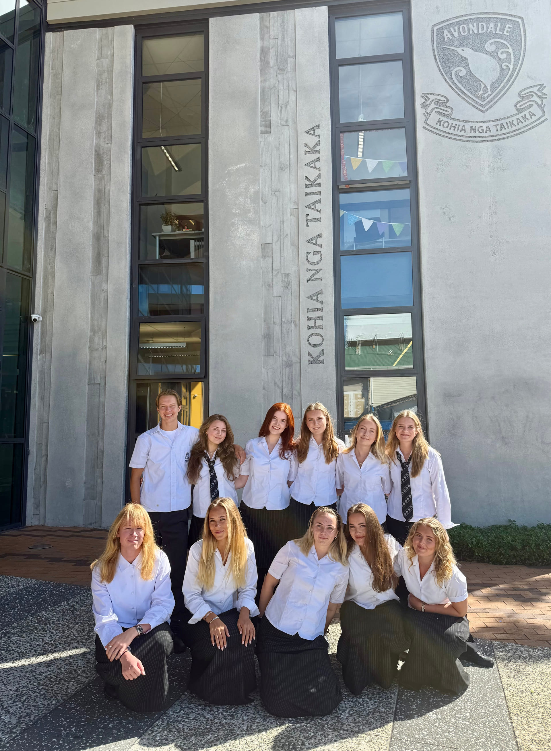 Silje Antonsen og medstudenter i New Zealand poserer utenfor skolen.