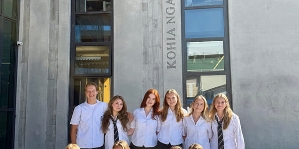 Silje Antonsen og medstudenter i New Zealand poserer utenfor skolen.