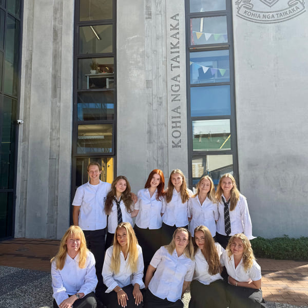 Silje Antonsen og medstudenter i New Zealand poserer utenfor skolen.
