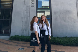 Silje Antonsen og medstudenter i New Zealand poserer utenfor skolen.