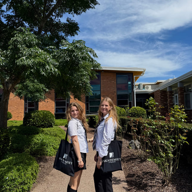 Silje Antonsen og medstudenter i New Zealand poserer utenfor skolen.