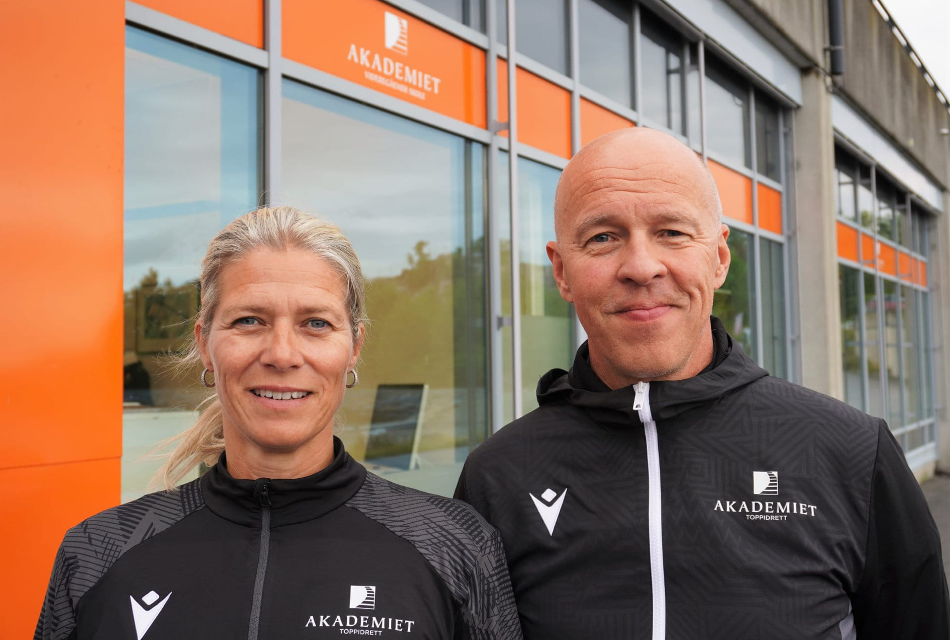 Sporslig leder og rektor på Akademiet VGS Kristiansand utenfor skolen.