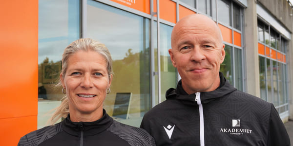 Sporslig leder og rektor på Akademiet VGS Kristiansand utenfor skolen.