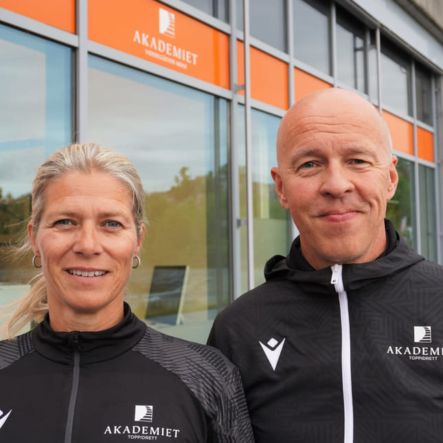 Sporslig leder og rektor på Akademiet VGS Kristiansand utenfor skolen.