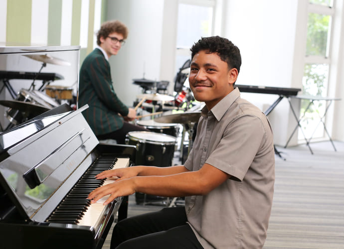 Elev spiller piano på Onehunga High School
