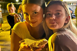 Amanda Vanem med venninne holder et dyr i Australia